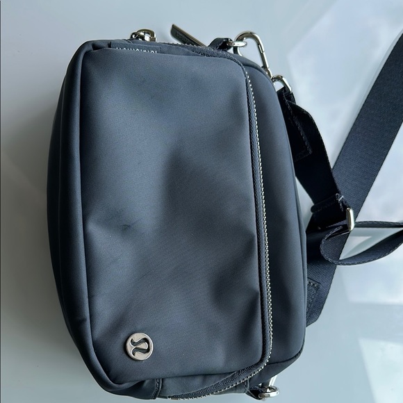 lululemon athletica everywhere Crossbody Bag 2L Oil Grey/Silver - Picture 7 of 7